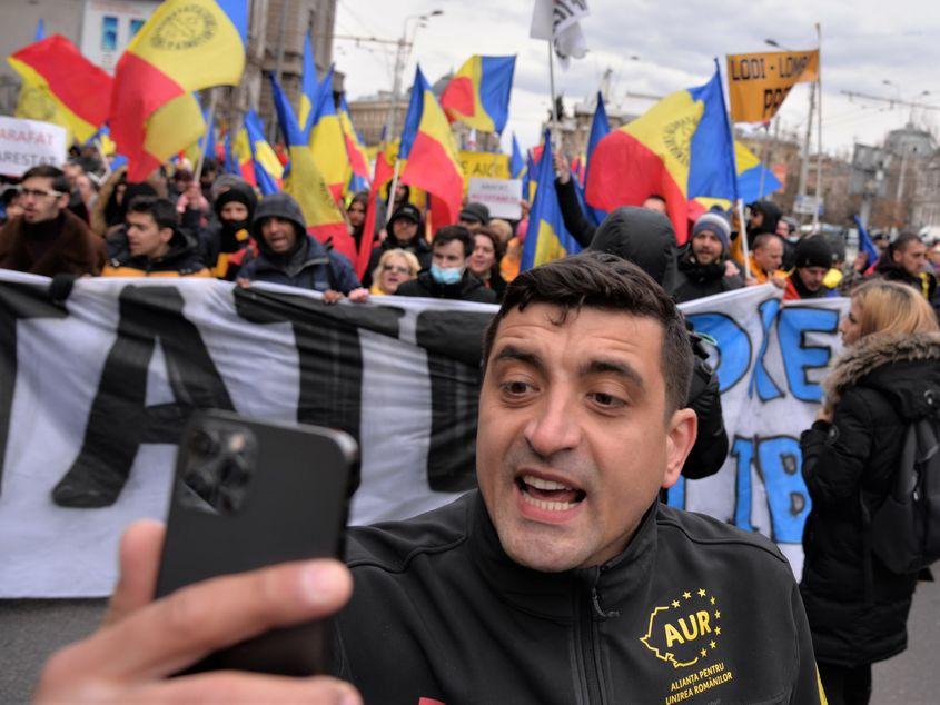 Lideri politici precum George Simion aduc la un loc suveraniști și „patrioți”, altfel nelipsiți de la mitingurile AUR. Dar și tineri, fizic la proteste sau live pe Facebook. foto: PressOne