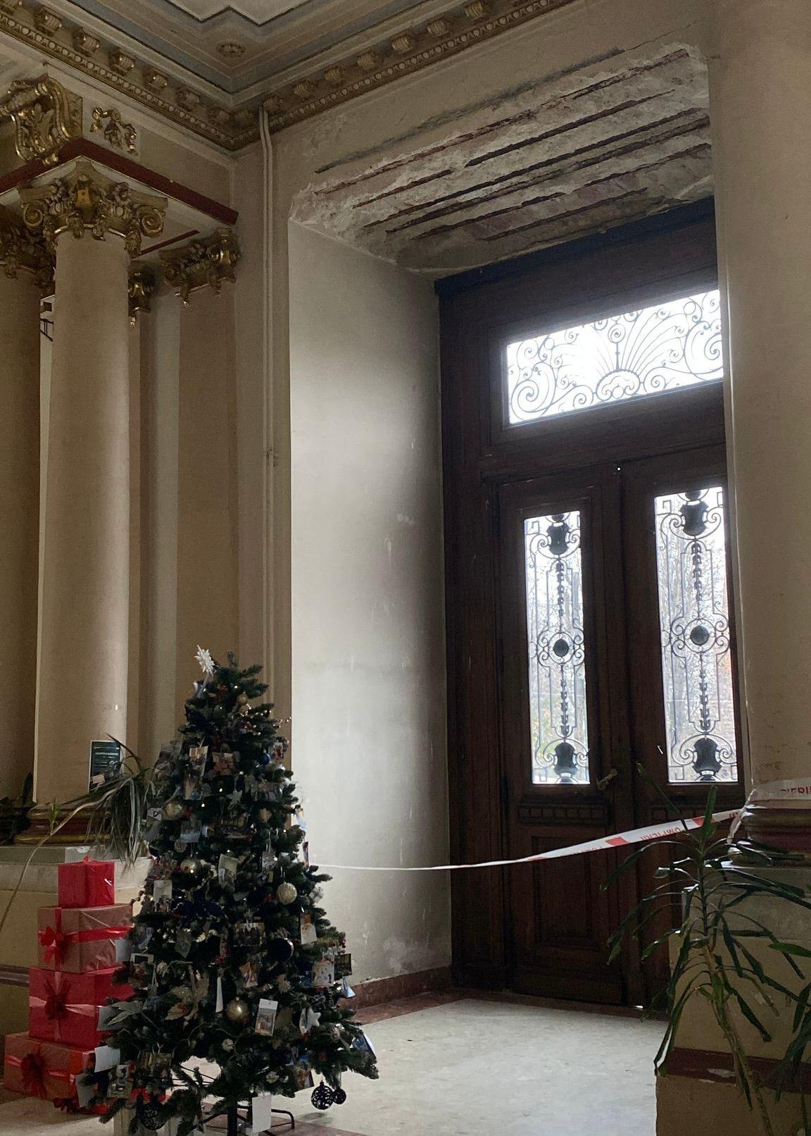 Intrarea în Sala Mare a Palatului Facultății de Medicină, blocată după ce tencuiala de deasupra porții a căzut Foto: Miriam Țepeș-Handaric