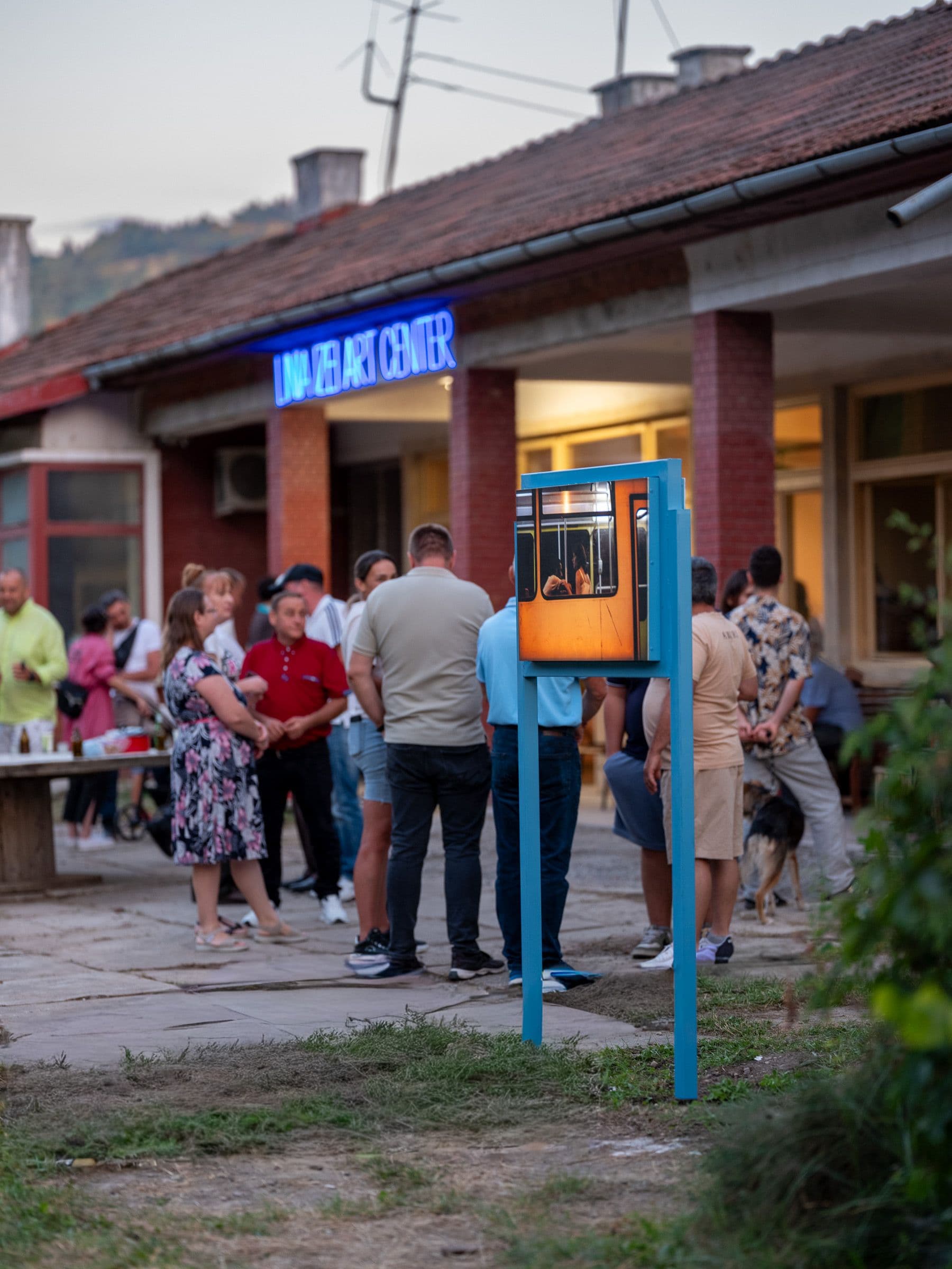 Dacă la început, localnicii erau reticenți, acum, aceștia sunt din ce în ce mai curioși de ce se întâmplă în vechea gară, spune Anca Poterașu, inițiatoarea proiectului Linia Izei. FOTO: ARAC