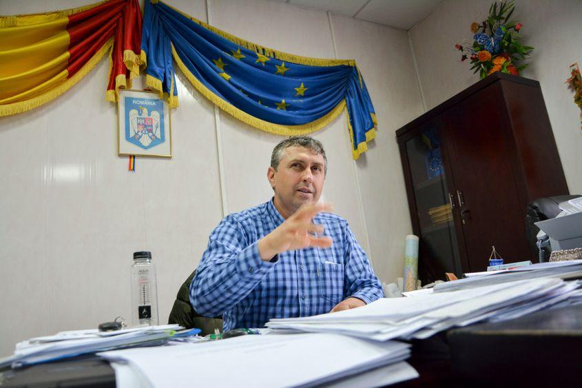Primarul Nelu Costea.