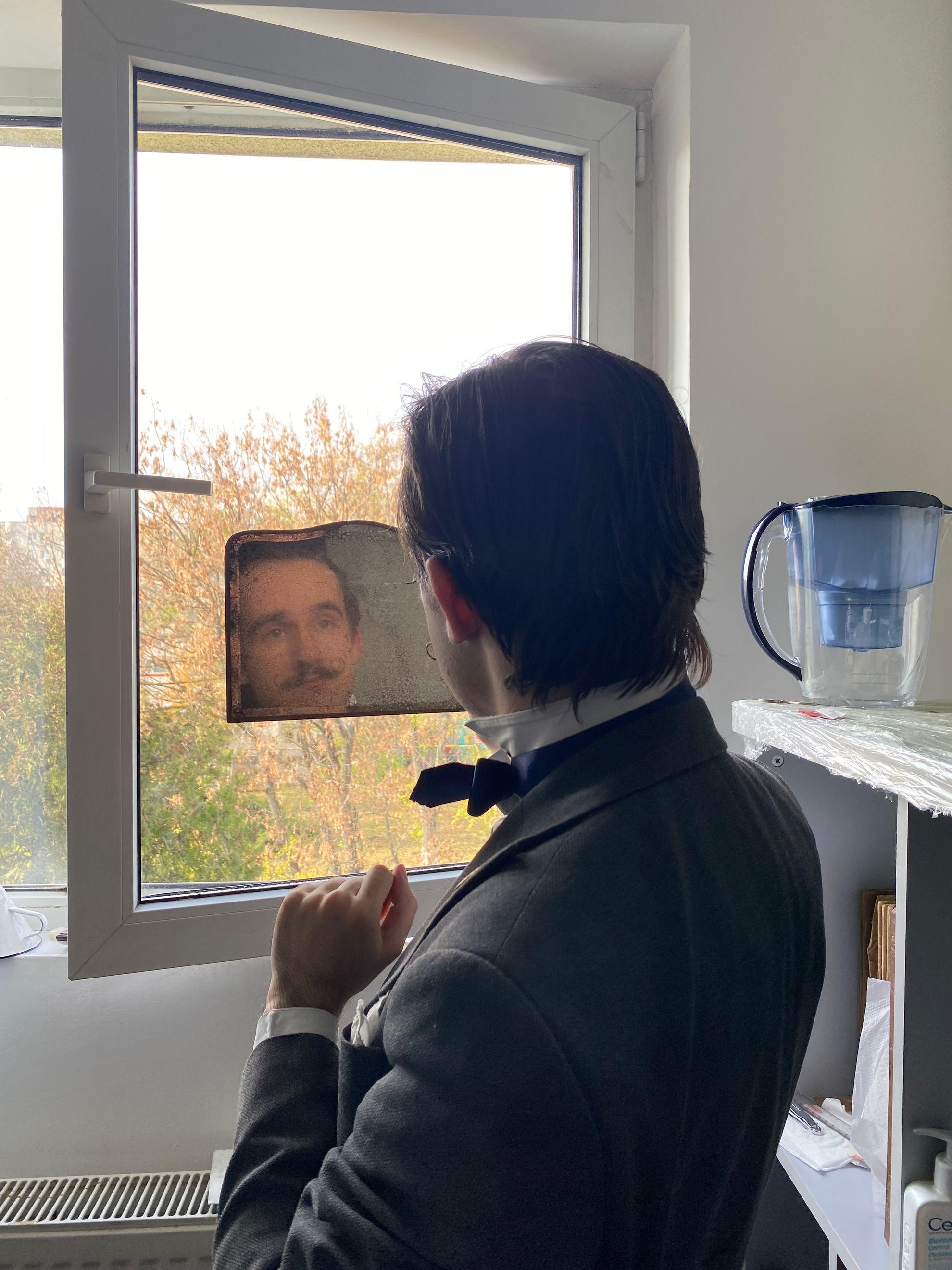 Iubirea îi macină sufletul lui Mircea de mai bine de un an. Nu cutumele secolului XIX. Nu rigiditatea părinților lui, nu reacțiile oamenilor de pe stradă, ci <em>Luluța</em> lui dragă. Foto: Luiza Popovici / PressOne