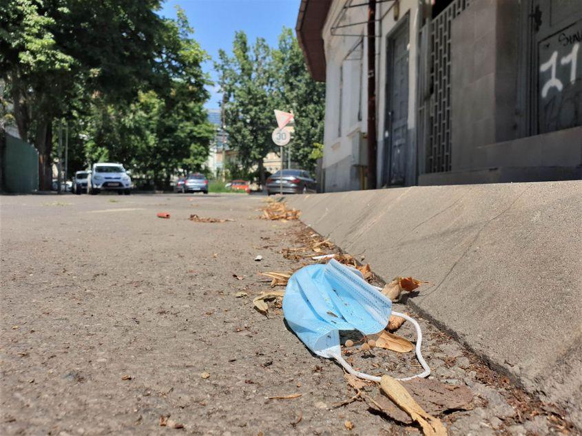 Mască aruncată pe strada Licurg, Sector 2, București. Foto Lucian Muntean