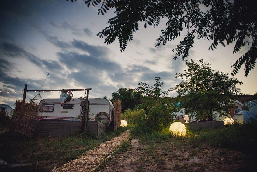 Instalațiile și atmosfera relaxată din camp ne-au amintit de Electric Castle. <em>Foto: Ioana Epure</em>