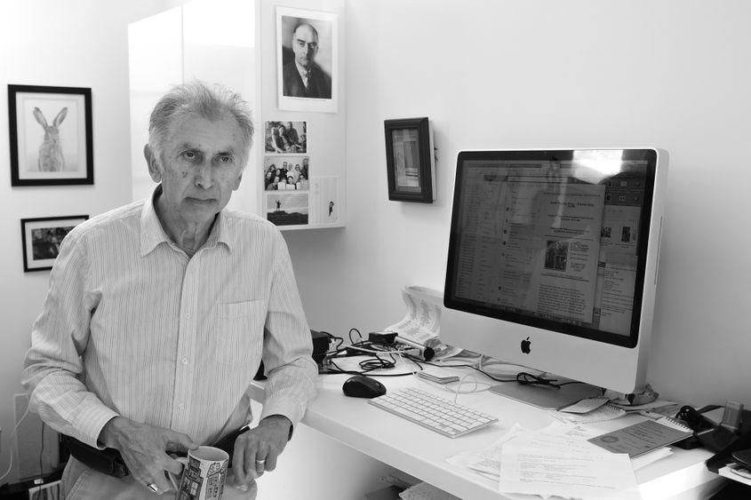 Fotograful Chris Steele-Perkins în studioul său din Londra. Foto: Raul Ștef