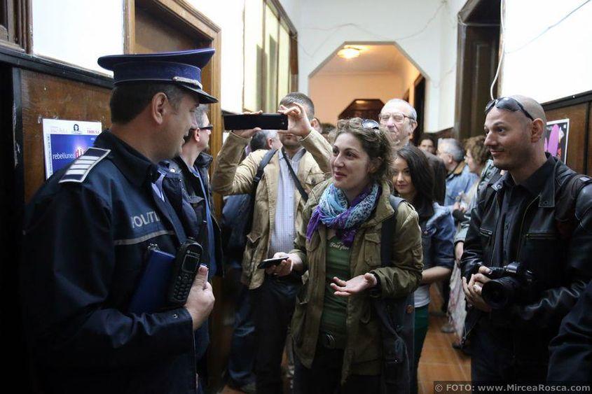 Bianca Felseghi, reporter PressOne, pe teren, insistând să primească reacții la cald de părțile implicate. Subiectul nici nu mai contează, e doar unul din miile despre care PressOne a relatat în aproape opt ani de existență. Perseverența și consecvența cu care urmărim informațiile au rămas însă neschimbate.