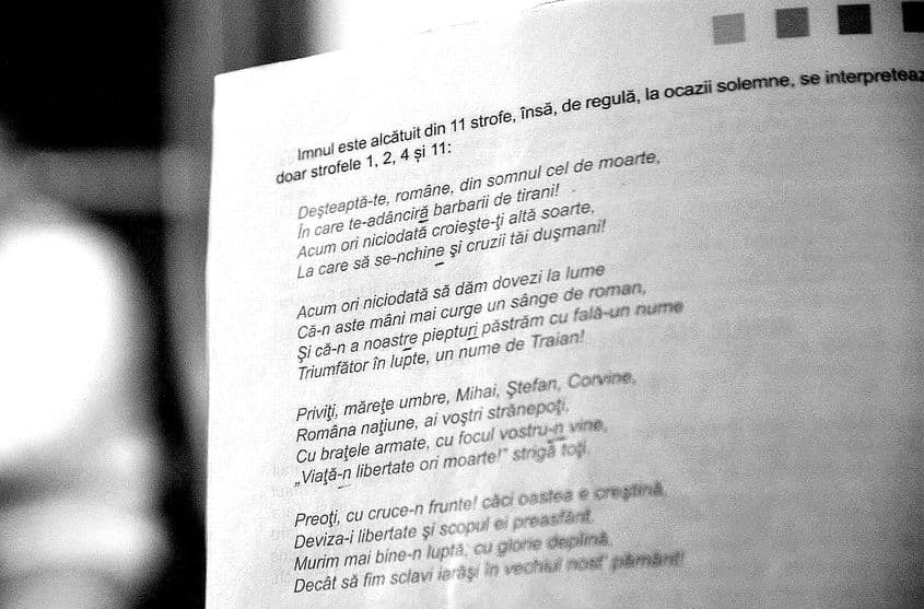 Imnul României; instrucțiunile din manual pun accent pe patru dintre cele unsprezece strofe. Foto: Lucian Muntean.