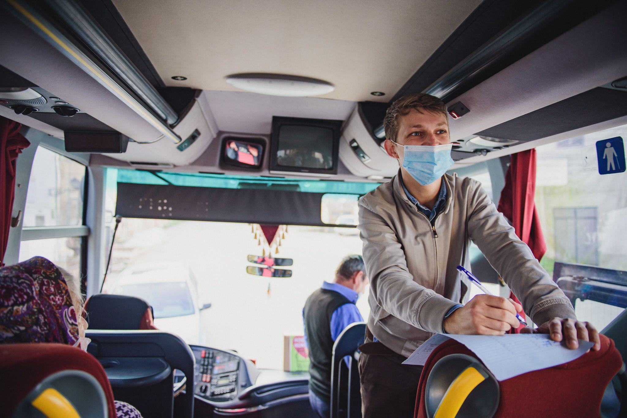 Tică Darie, în autobuz, făcând prezența călătorilor