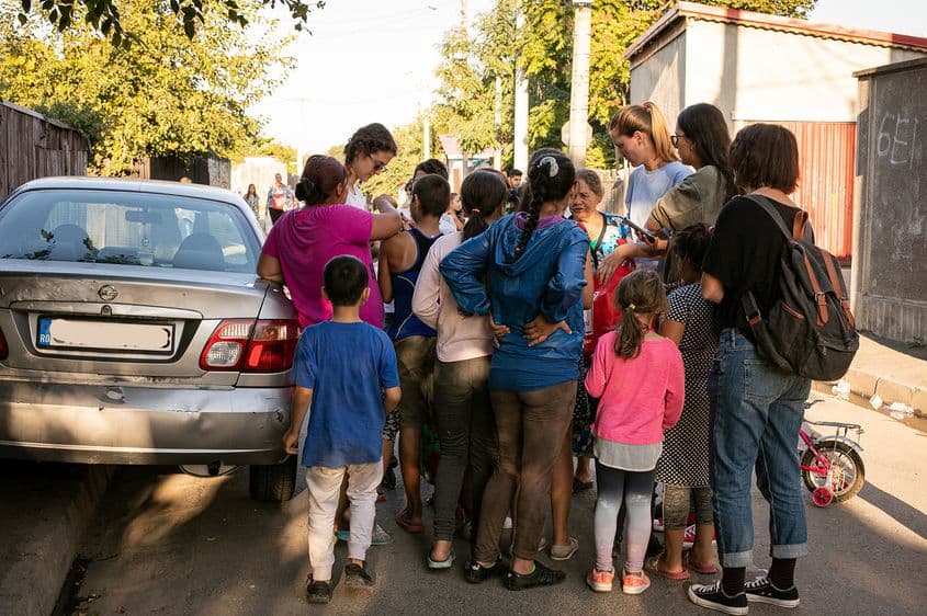 Irina Vasilescu (stânga) împreună cu voluntarele Pe Stop în Colentina. Foto: Cristina Ion