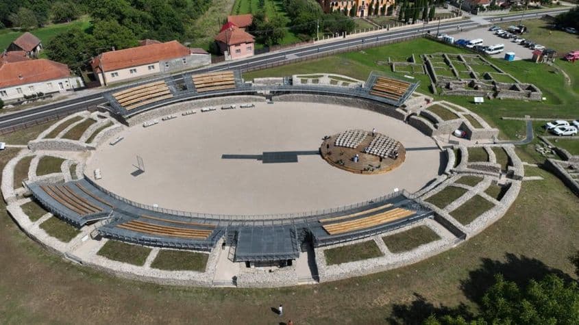Amfiteatrul de la Ulpia Traiana Sarmizegetusa după reabilitarea realizată de firma Euras SRL. FOTO: CJ Hunedoara