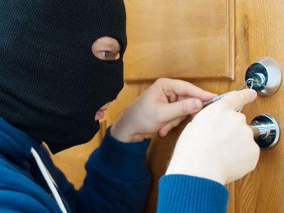 Spărgătorul de locuințe dat de gol de contul de Facebook