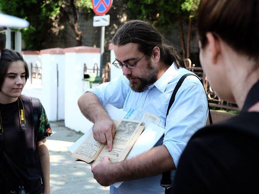 Lucian Vasile, în timpul unui tur ghidat al Ploieștiului. Foto: arhiva personală