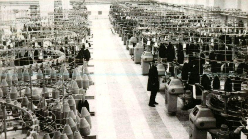 Fabricile de tricotaje produceau haine terne și proaste pentru români și haine colorate și de calitate pentru export. Foto: Fototeca online a comunismului românesc