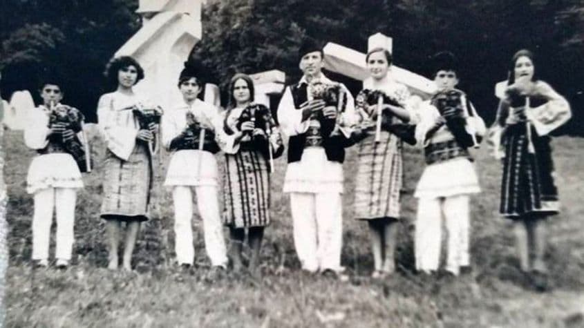 Mircea Micu și câțiva elevi de-ai săi, în perioada când preda la Școala Populară din Buzău, secția Sărulești. Cu o singură excepție, în 1962, când a luat locul 2, la toate concursurile a luat numai locul 1.