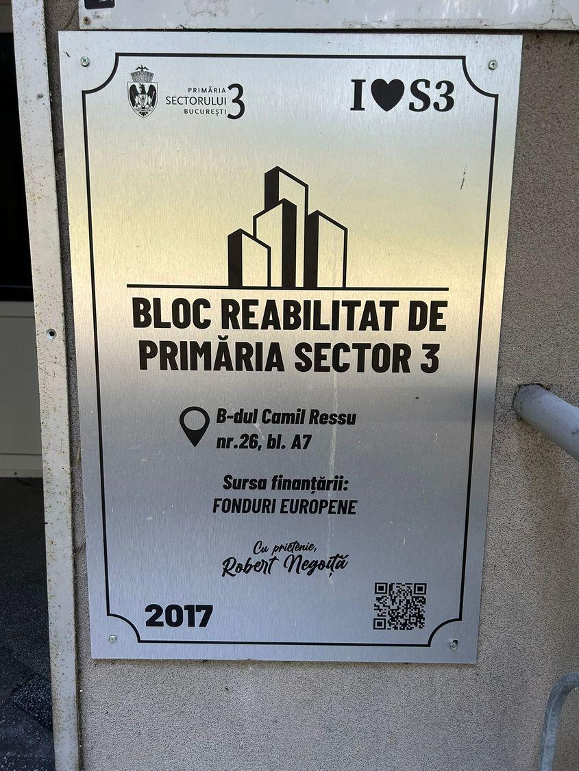 The information board announcing the rehabilitation of a block of flats in Sector 3, Bucharest Photo: Bianca Dragomir
