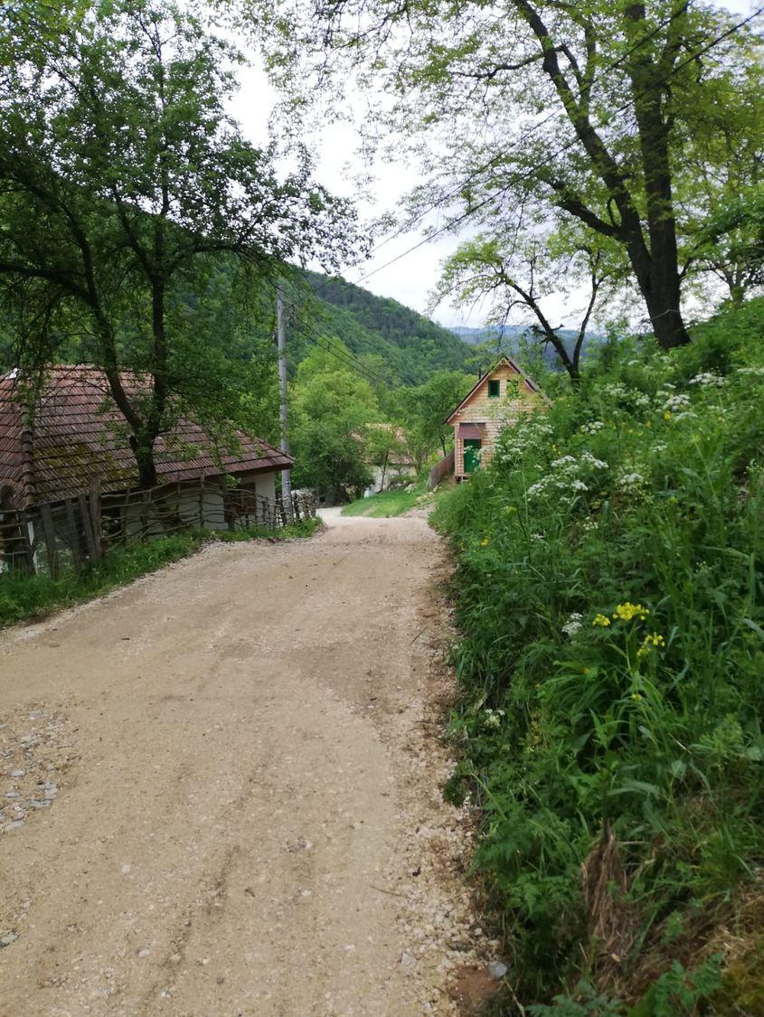 Drumul către Peștera Huda lui Papară, înainte de asfaltare.