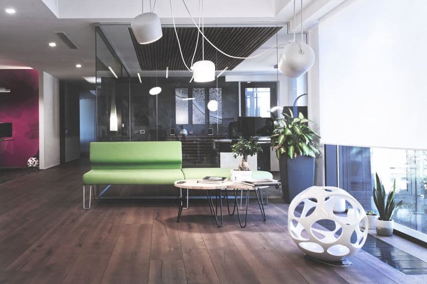 Aer de cartier Tortona din Milano, nu de Piața Romană. Din acest boutique office poți vedea acoperișurile frumoase ale vechiului București. Am aflat și arhitectul: Simona Ciurea/Architect Service