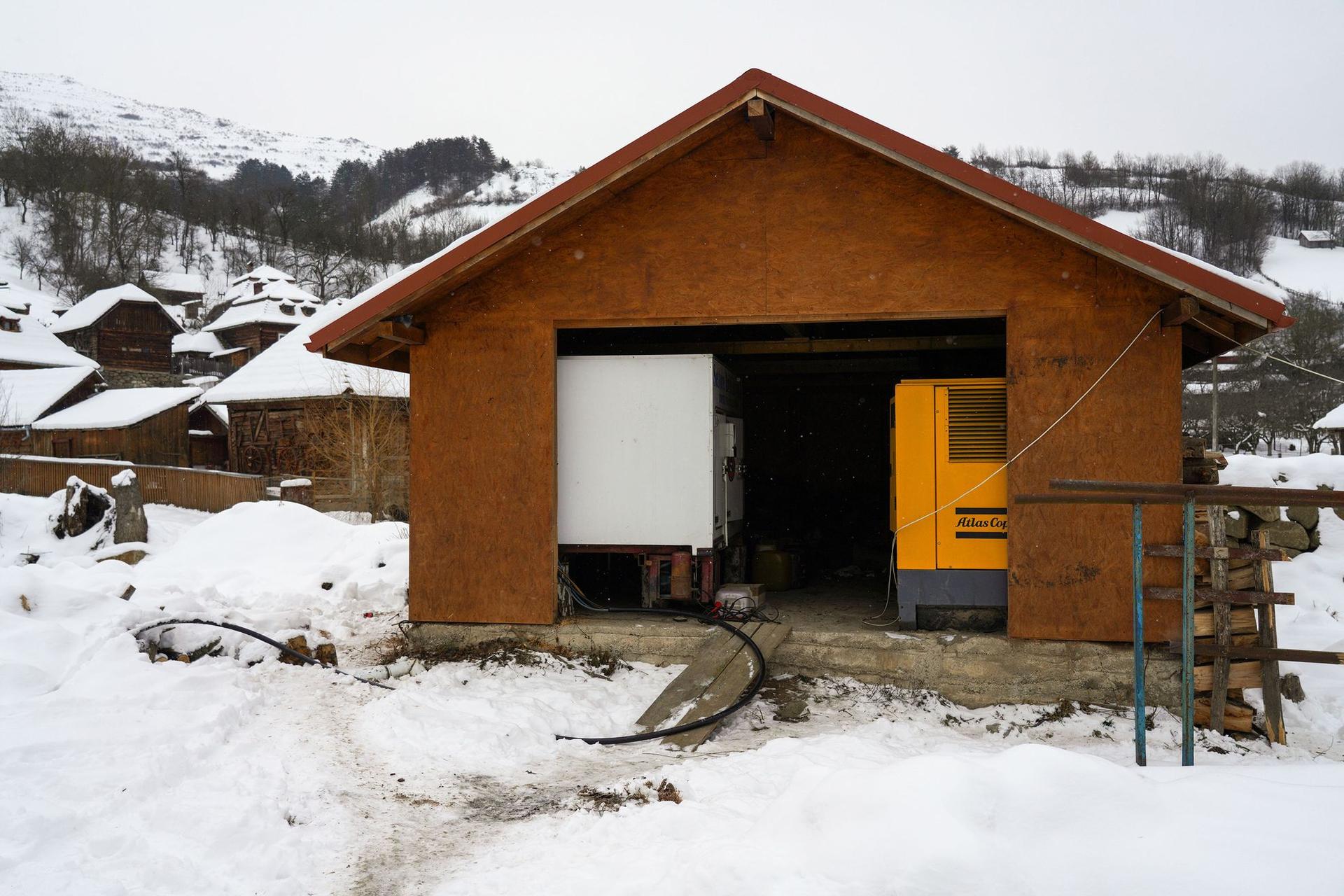Generatorul instalat de Primăria din Ocoliș, pentru a alimenta locuințele în timpul penei de curent din ianuarie 2026. Foto: Raul Ștef