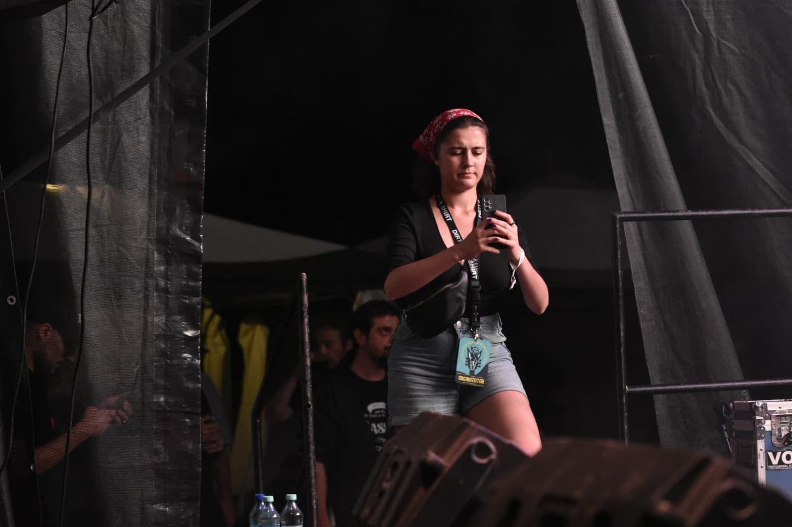 Autoarea, în încercarea de a face story-ul perfect pentru pagina de Instagram a festivalului, 2022