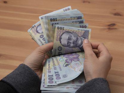 Cum să economisești și să investești în siguranță când bursa cade și inflația e mare