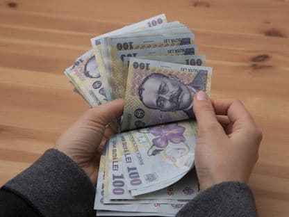 Cum să economisești și să investești în siguranță când bursa cade și inflația e mare