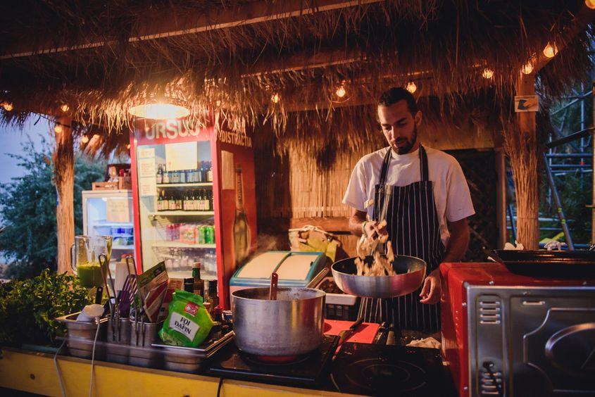 Eduardo Farinella Stefano a gătit în fiecare zi pentru invitații și staff-ul de la Creative Camp. Foto: Ioana Epure