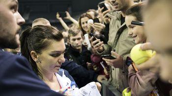 Una dintre puștoaicele care s-au lovit într-o primă fază de zelul agenților de pază a ajuns în cele din urmă la Simona. S-a întors victorioasă, cu autograful dorit.
O urmează un al doilea chip luminos, cu ceva umbre de nemulțumire, ce-i drept: "Vai, dar ce nervoasă sunt, toată am transpirat".
Își amintește brusc că n-a luat autografe și pentru colegi: "Cum să le spun că n-am reușit să le iau? Au zis că nu știu ce-mi fac dacă mă întorc fără autografe".
Se întoarce în coadă și o ia de la capăt.