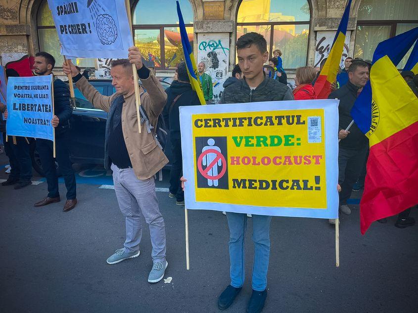 „Cineva trebuie să dovedească legătura de cauzalitate directă între afirmațiile unei doctorițe plasticiene și o eventuală scădere a numărului de vaccinați. Cum faci legătura asta directă?” se întreabă Colegiul Medicilor după mai bine de un an și jumătate de pandemie.