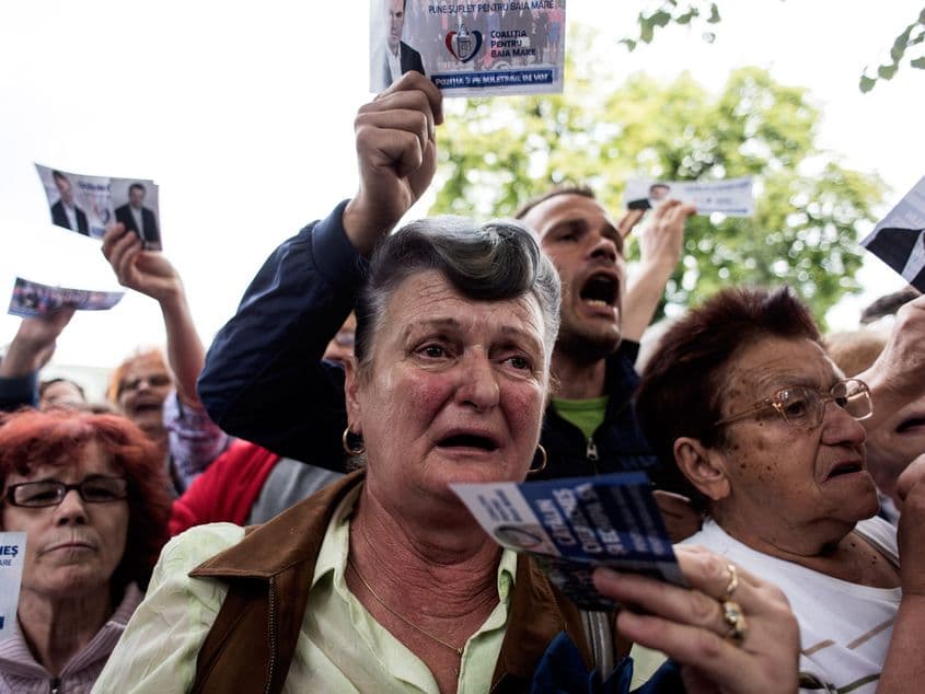 Sute de băimăreni au sperat să-și vadă alesul, adus cu escortă de la Penitenciarul Gherla. Fotografii: Raul Ștef