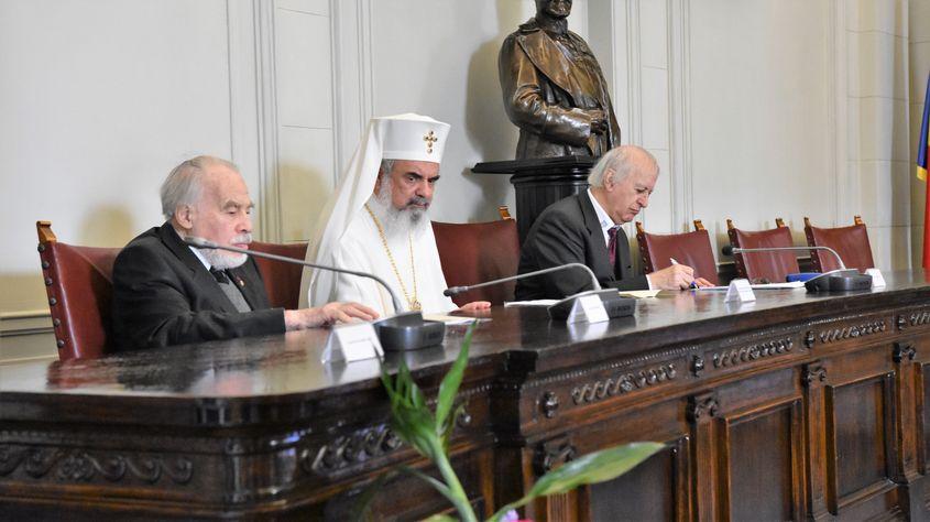 De la stânga la dreapta: istoricul Dan Berindei, Patriarhul Daniel și istoricul Victor Spinei.