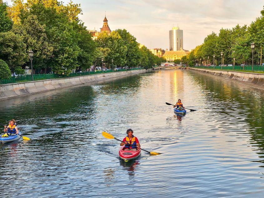 În unele seri de weekend, râul Dâmbovița din Capitală devine loc de relaxare pentru locuitorii orașului. Foto: Facebook Bucureștiul Lacustru