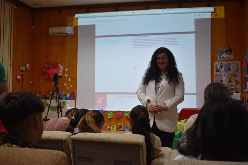 Ana Antohi este <em>bibliotecară</em> de 18 ani în comuna în care s-a născut și a crescut. Foto: Lavinia Niță / PressOne