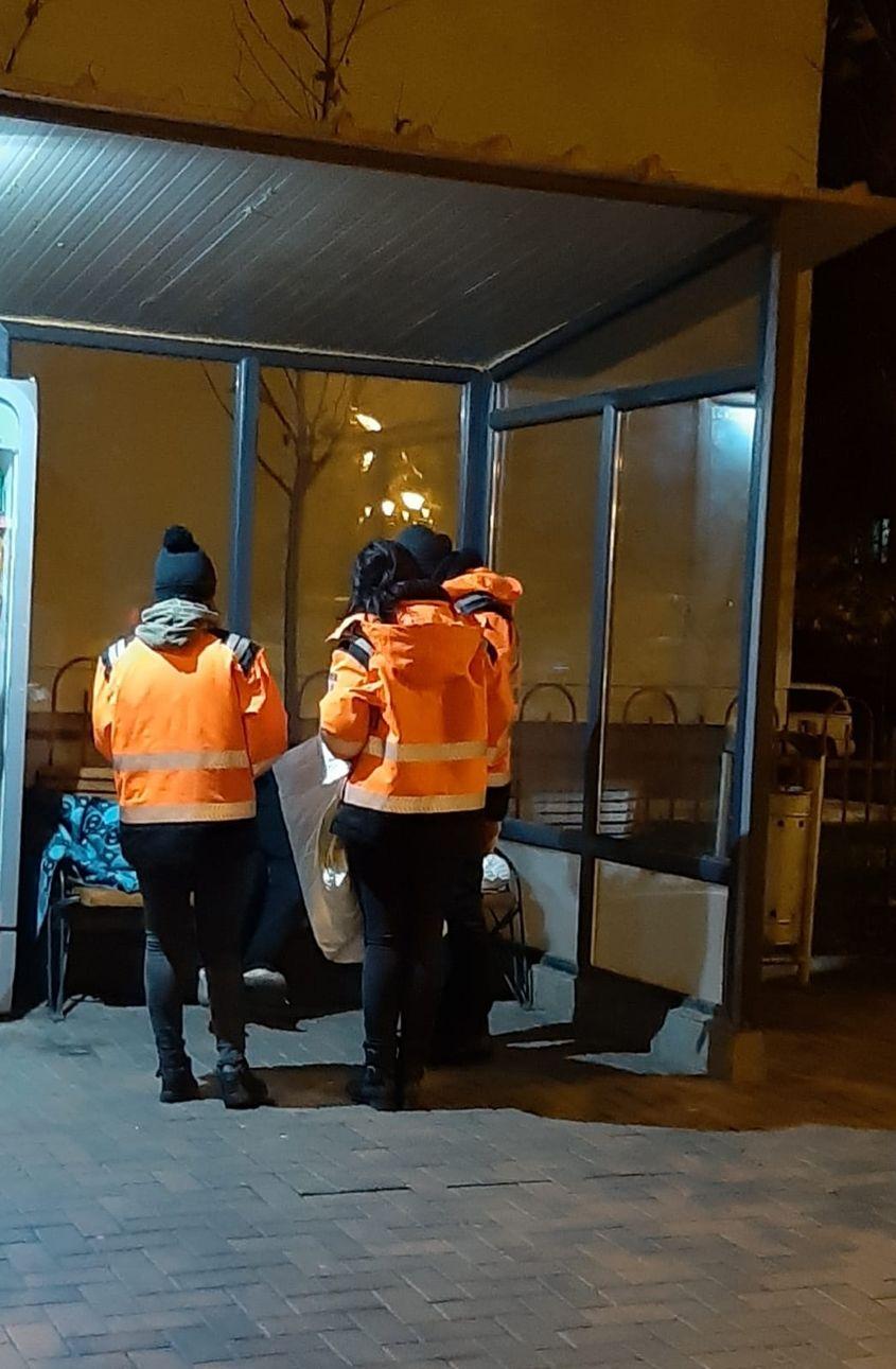 Echipa Carusel ajută oamenii vulnerabili care locuiesc pe stradă