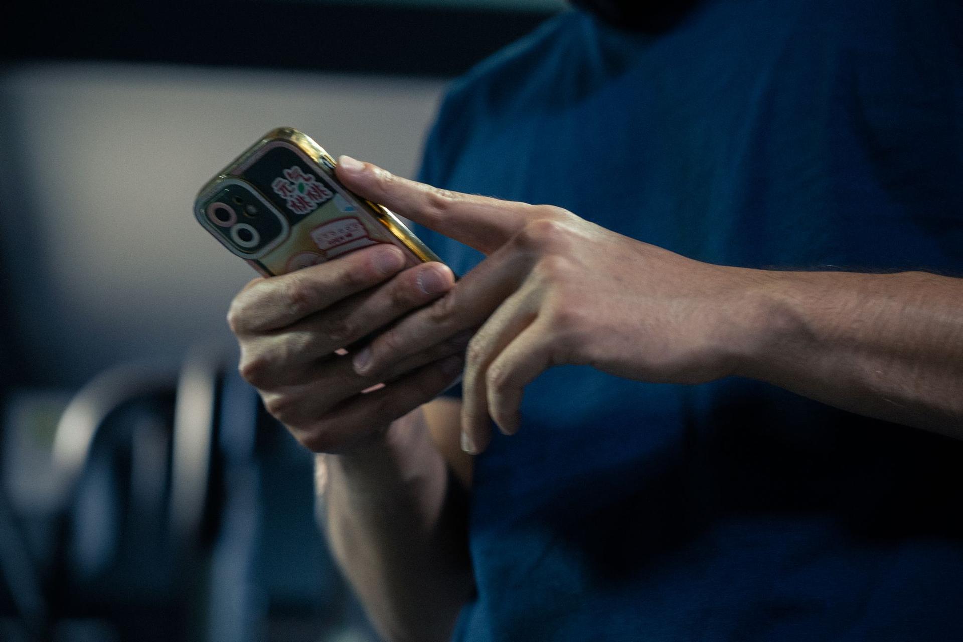 Foto: Daria Gizdavu. M notează seturile de exerciții și greutățile cu care le face.