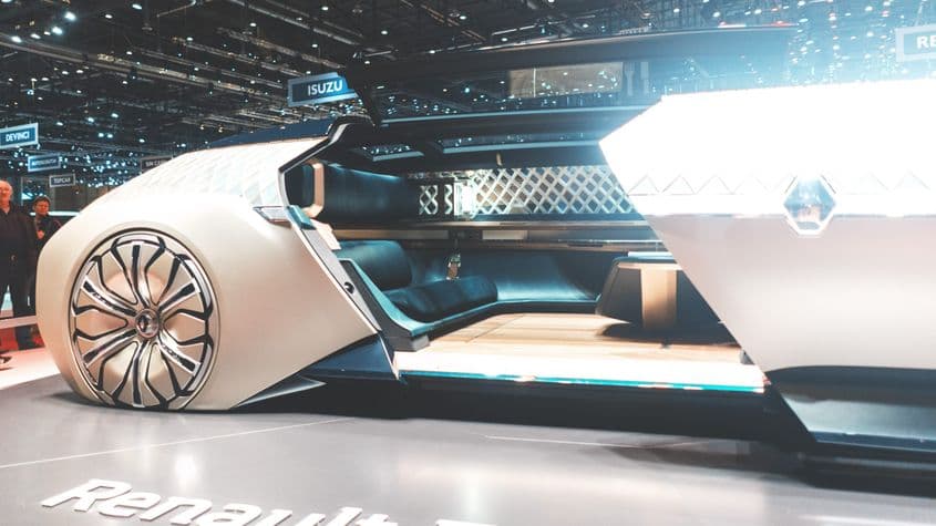 Mașinile autonome de serie sunt la câțiva ani distanță. Deocamdată ne vom mulțumi cu conceptele. Foto: Marvin Meyer / Unsplash