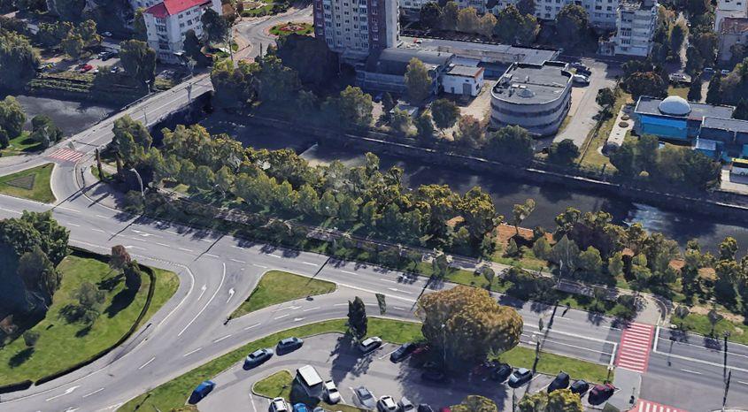 Malul Săsarului în 2022: se vede șirul de copaci maturi, care asigurau atât un plămân verde orașului, cât și mult necesara umbră trecătorilor.