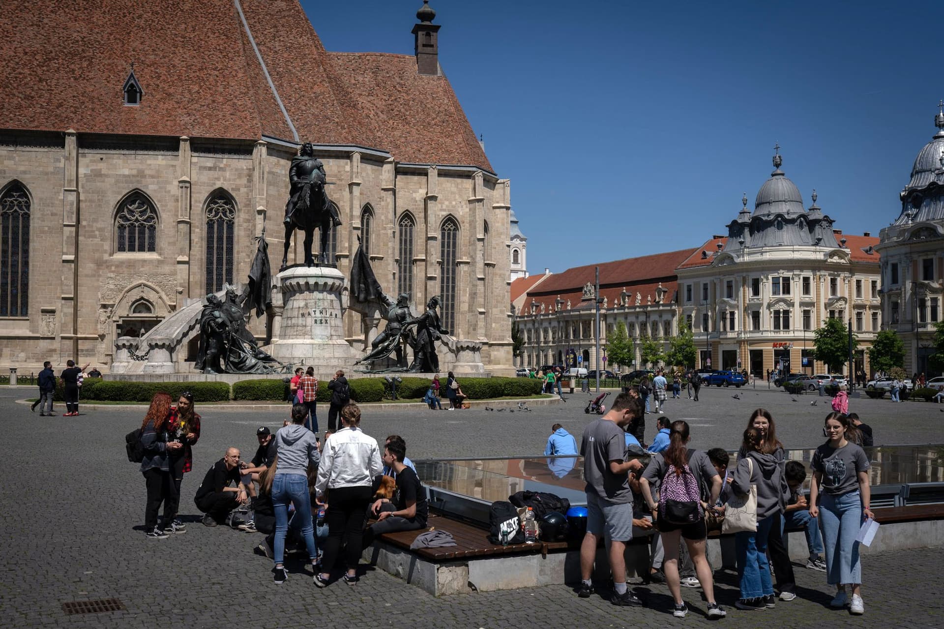Studenți în Piața Unirii din Cluj-Napoca, vineri, 10 mai, 2024.