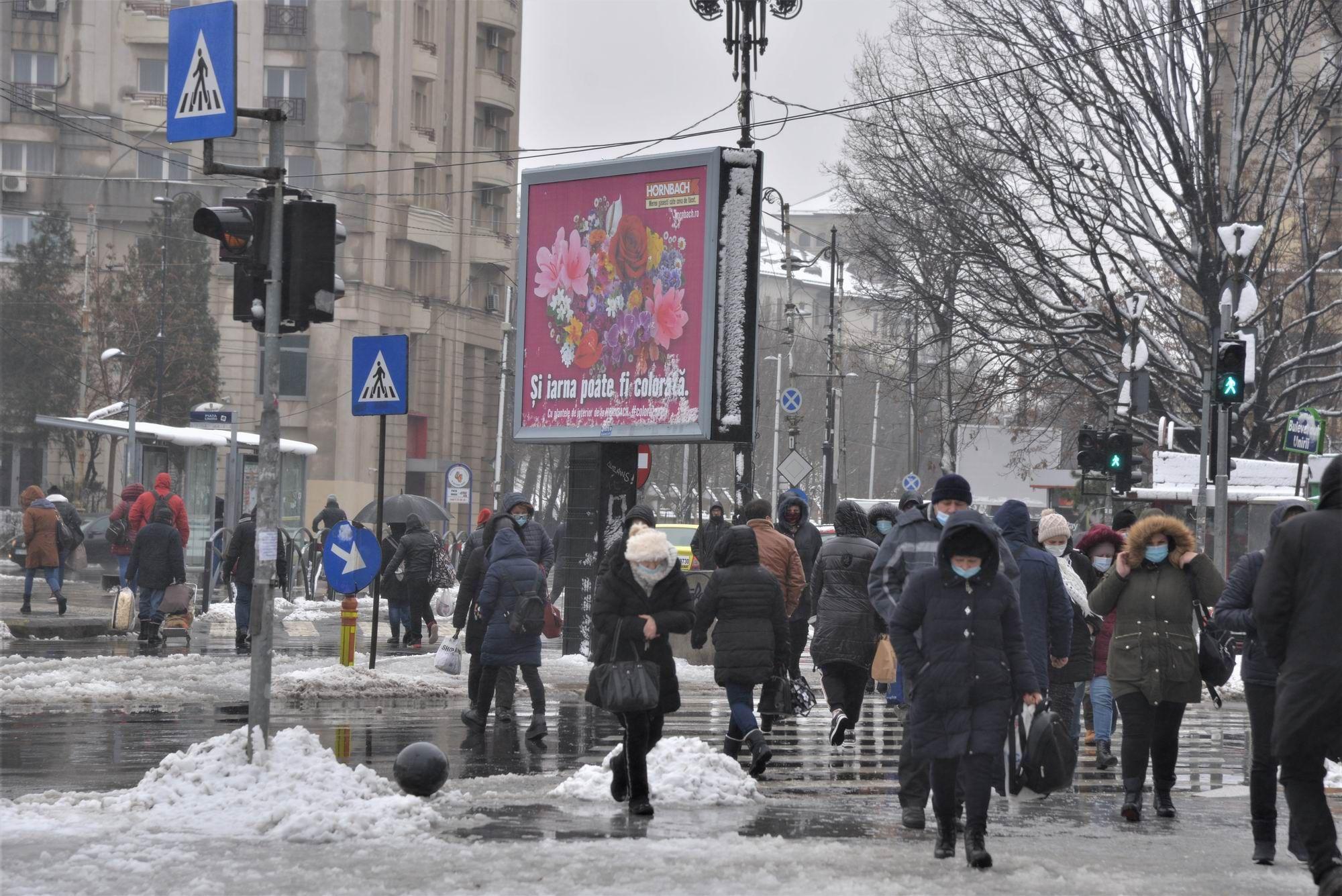 Traversarea străzii în Piața Unirii. Foto Lucian Muntean
