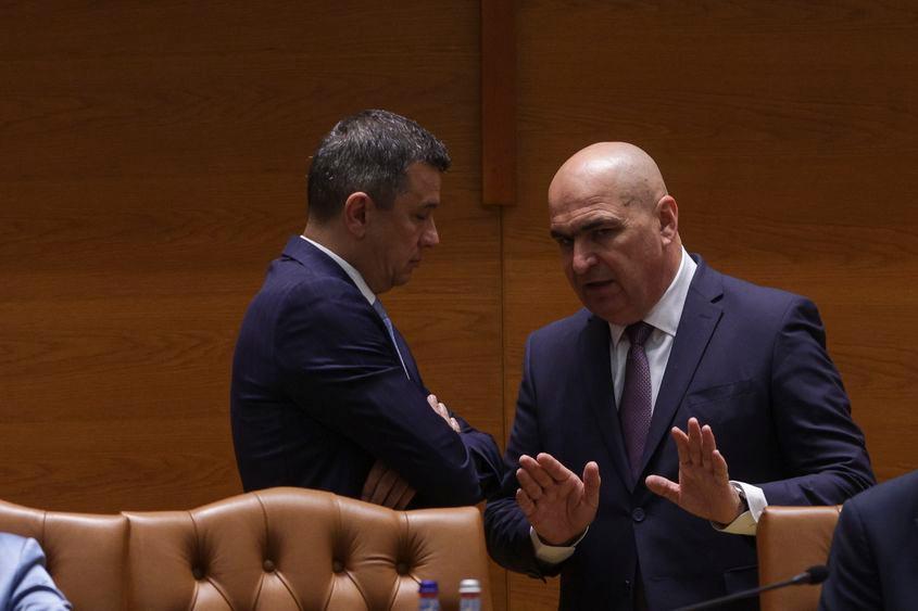 Sorin Grindeanu și Ilie Bolojan în timpul ședinței de asumare a răspunderii Guvernului pe pachetul 2 de măsuri fiscal-bugetare, Bucuresti, 1 septembrie 2025.
Foto: Inquam Photos/Octav Ganea