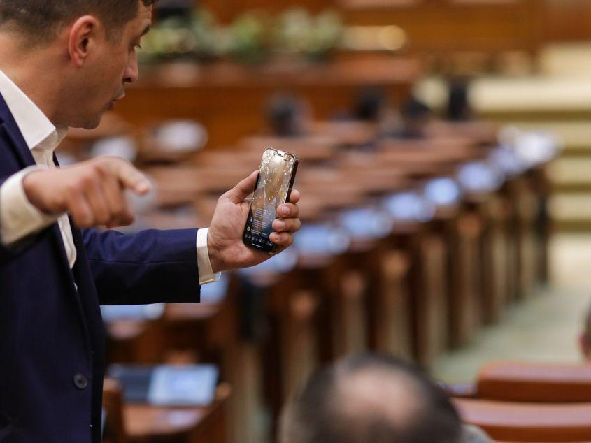 Interzicerea transmisiunilor live pe Facebook din Parlament este dezaprobată de societatea civilă. Foto: Inquam Photos / Octav Ganea