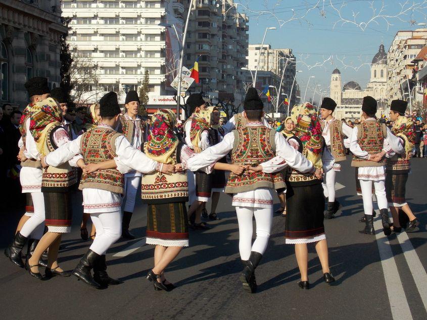 Dansuri populare și voie bună în cadru organizat, la Bacău. Foto: Prefectura Bacău