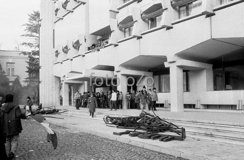 Când au venit muncitorii de pe platforma industrială, toată revoluția fusese făcută de un grup de tineri care pătrunseseră în sediul partidului și aruncaseră deja pe geam cărți și pancarte.