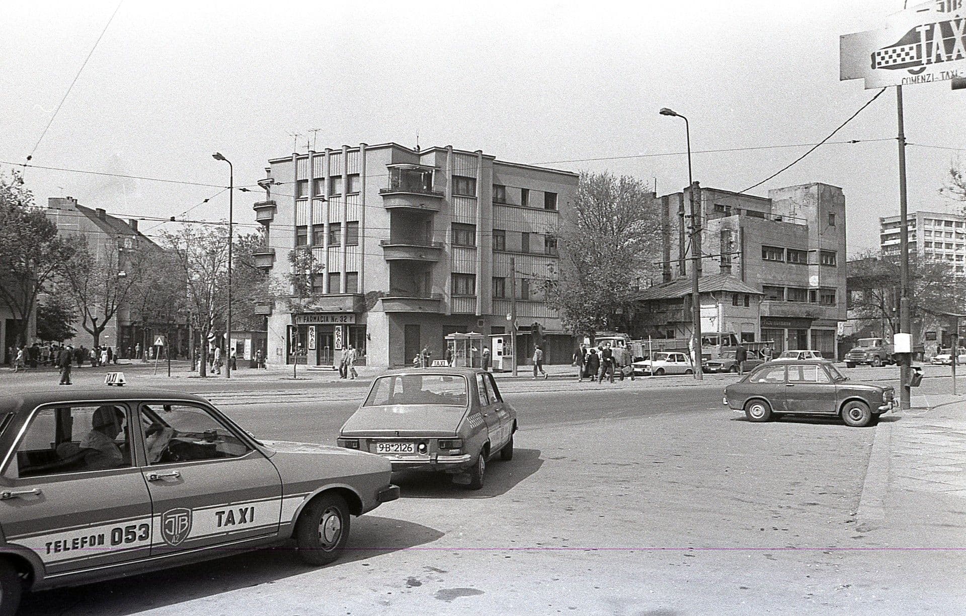 Taxiuri pe Șoseaua Mihai Bravu, înaintea începerii demolării clădirilor vechi din zonă. Foto: Dan Vartanian / <a target="_blank" rel="noreferrer noopener" href="https://bucurestiulmeudrag.ro/profil/DanVartanian/" target="_blank">Bucureștiul meu drag</a> / Creative Commons 3.0