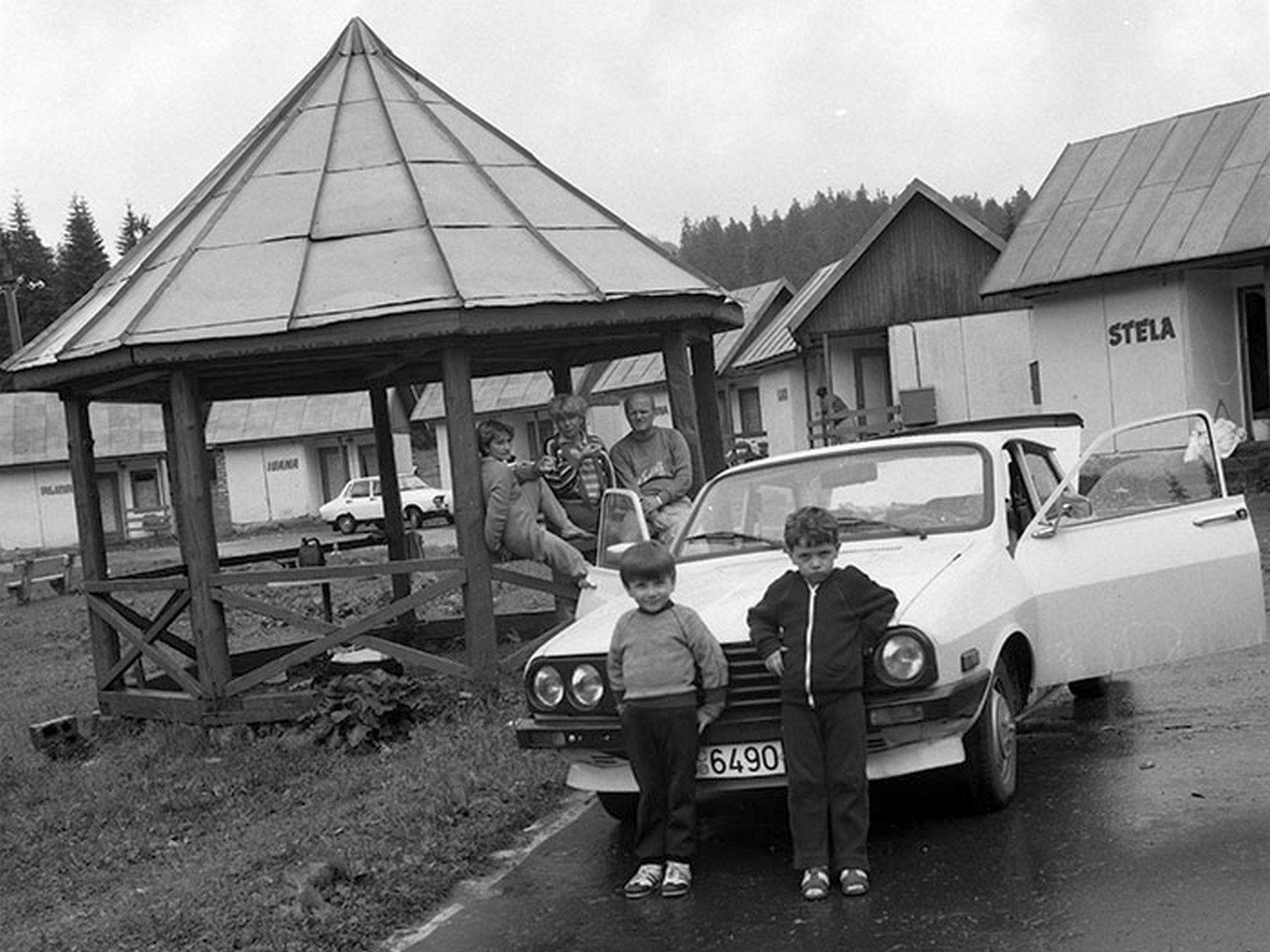 Familie de turiști fericiți pe ploaie la un camping