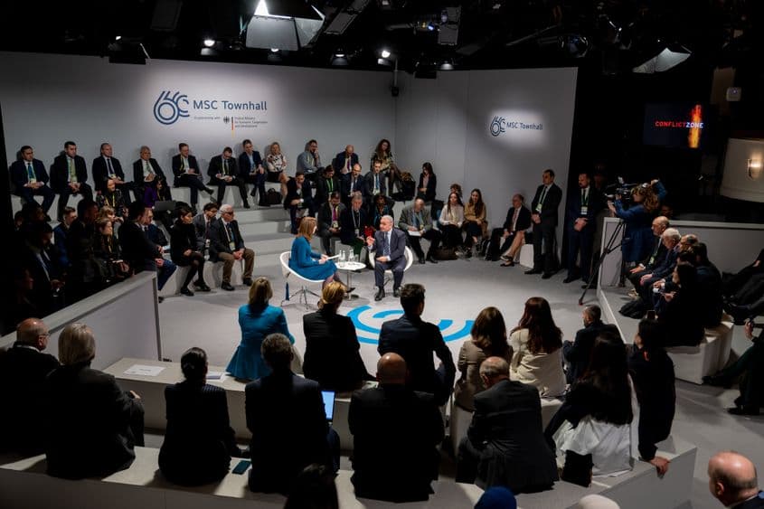 Prim-ministrul palestinian Mohammad Shtayyeh vorbește cu moderatorul. Foto: Angelika Warmuth/MSC/Angelika Warmuth