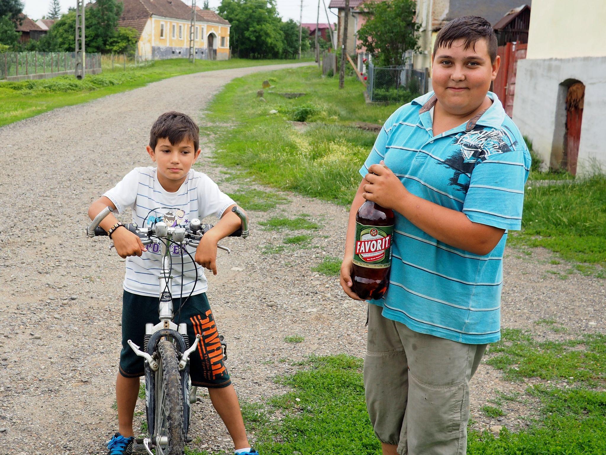 Duminica la prânz în Batoș, doi prieteni au fost trimiși până la magazin