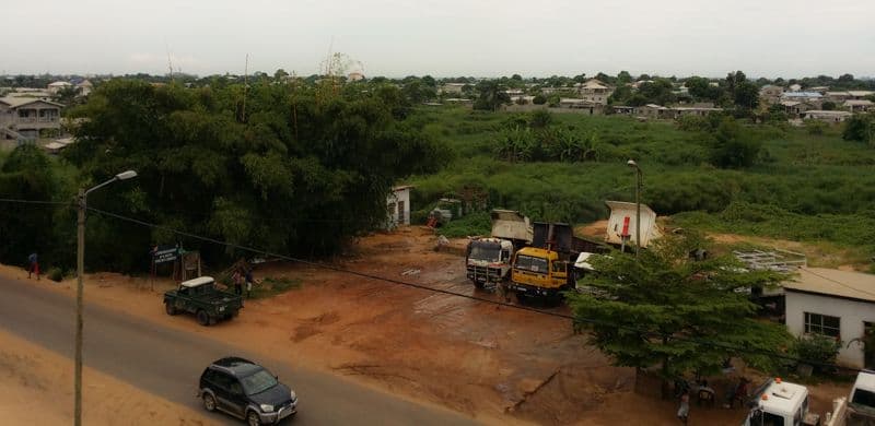 Congo, Pointe Noire. Vedere de la balconul apartamentului în care Alex Ciupitu a fost cazat. Singura șosea asfaltata. Foto: Alex Ciupitu