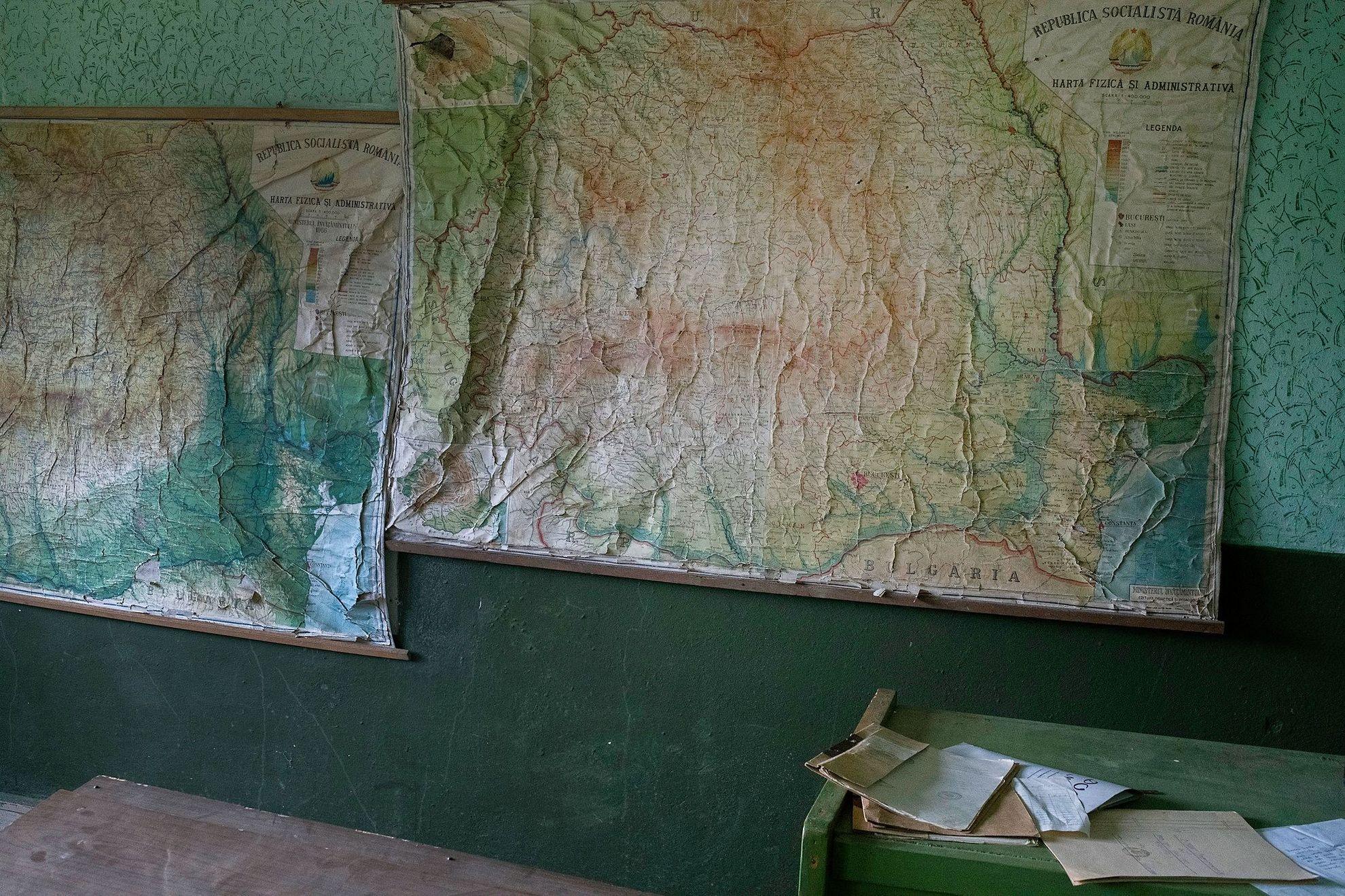 Harta României Socialiste într-o școală abandonată, Prihodiște, Hunedoara