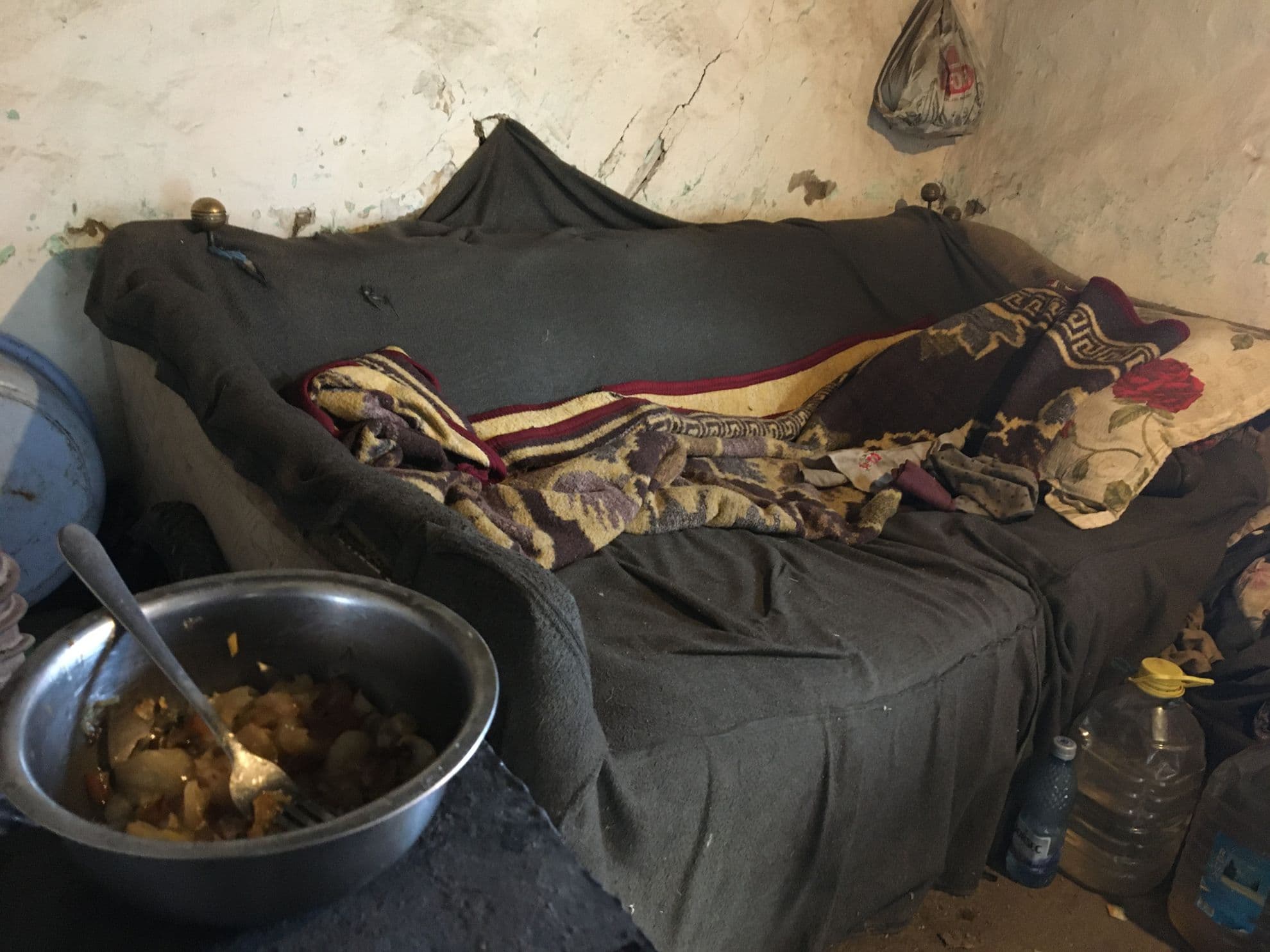 Încăperea în care locuiește Gheorghe Bunea.