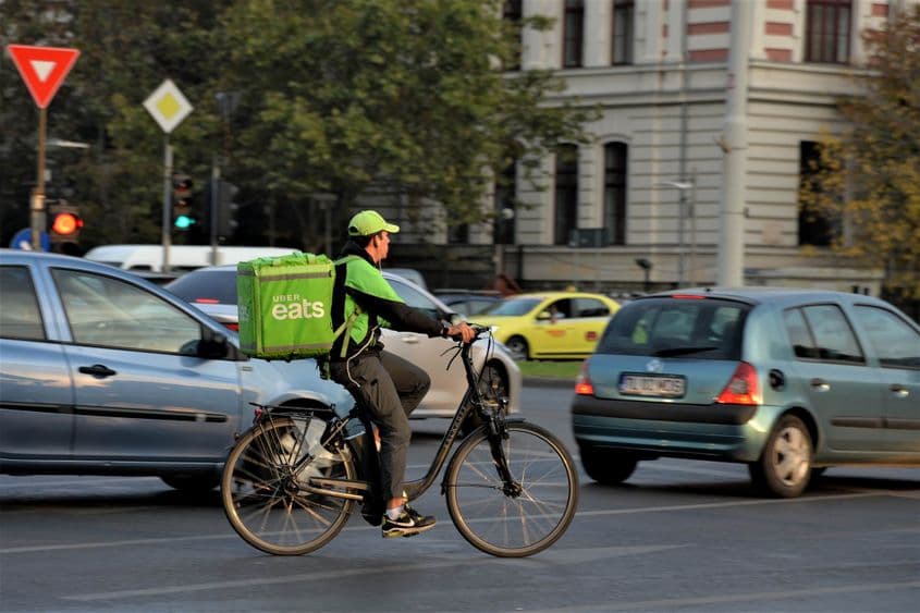 Mulți tineri accesează piața muncii prin intermediul aplicațiilor de tip gig economy, fără a avea o perspectivă pe termen lung. Foto: Lucian Muntean
