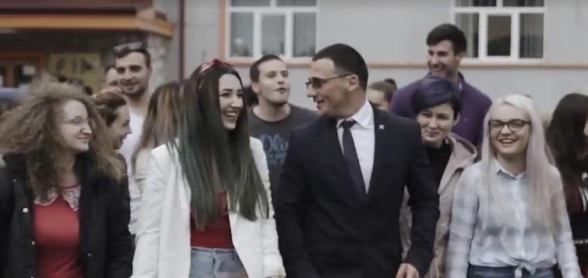 Rectorul Andrade I. Bichescu într-un clip de prezentare al Universității, în mijlocul studenților. FOTO: printscreen Facebook, pagina oficială UEMR.